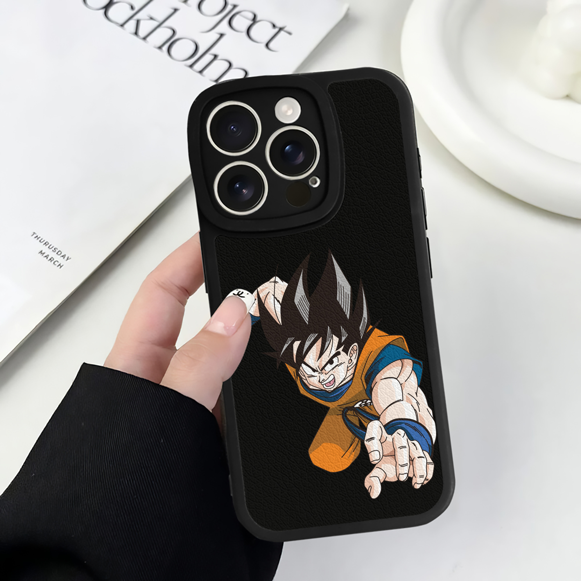 （画像用） ドラゴンボール 孫悟空（そん ごくう）Son Goku カカロット DRAGON BALL Kakarotto 【iPhone 16シリーズ対応】シリコンスマホケース（レザー調） 材質：シリコン